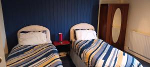 バーンソールにあるWharfe View B&Bのベッド2台が隣同士に設置された部屋です。