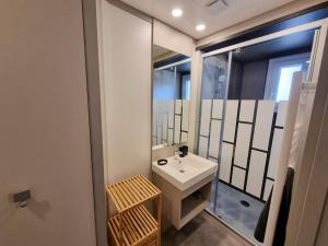 Gallery image of La Cabane aux Papillons chalet bord du lac de Peyre 7 pp piscine chauffée in Labouheyre