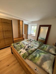 een slaapkamer met een groot bed in een kamer bij Gästehaus Wüpping 1 in Salem