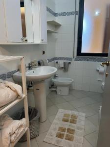 een badkamer met een wastafel en een toilet bij Musto House in Albenga