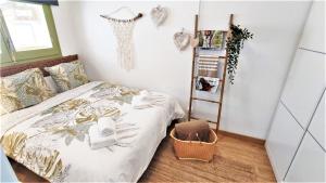 Dormitorio pequeño con cama y estante en EMILY BEACH-CITY Apartment, en Montgat