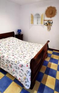 1 dormitorio con 1 cama con edredón blanco en Domaine Vents Du Sud, en Vingrau