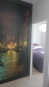 格但斯克的住宿－Przytulny apartament na Gdańskiej Starówce，一间装饰有城市街道画的卧室