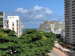 - une vue sur une ville avec de grands bâtiments et des arbres dans l'établissement Flat encantador no Atlantic Towers, à Salvador