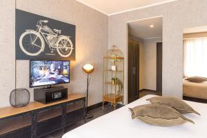 sypialnia z łóżkiem z rowerem na ścianie w obiekcie M Hotel w mieście Genk