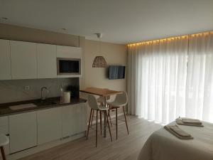 uma cozinha com mesa e cadeiras num quarto em Impervila 201 em Vilamoura