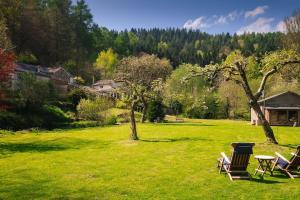 O grădină în afara Woodpecker Cottage