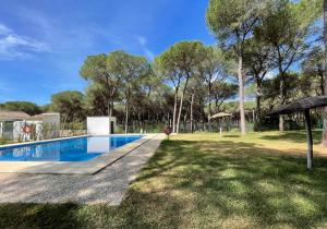 una imagen de una piscina en un patio en Huttopia Parque de Doñana, en Hinojos