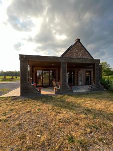 une petite maison sur le côté de la route dans l'établissement Les gîtes du Valjoly 1, à Touvent