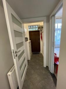 - un couloir avec une porte menant à une chambre dans l'établissement Home3city Przytulny, à Sopot