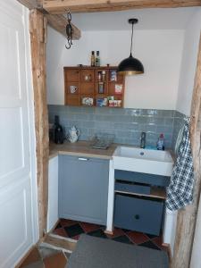 eine Küche mit einer Spüle und einer Arbeitsplatte in der Unterkunft Ferienwohnung Rahel in Münsingen