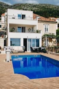 Bazén v ubytovaní Residence top location apt. 1 Marghareta with sea view alebo v jeho blízkosti
