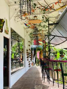 un restaurante con mesas y sillas y un techo con plantas en El eden, en Manizales