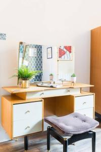 baño con escritorio con espejo y taburete en Garden Apartment in Listed Building, en Leamington Spa