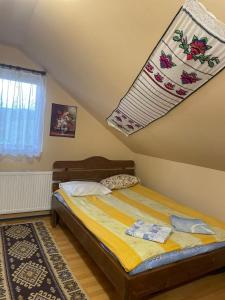 Ένα ή περισσότερα κρεβάτια σε δωμάτιο στο Pensiunea Iza