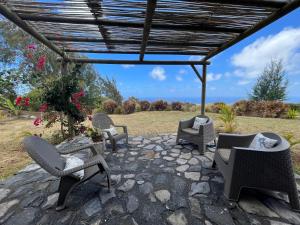 - un ensemble de chaises et de tables sur une terrasse dans l'établissement COCO MANGO Villa, à Trèfles