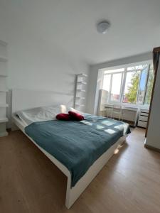 um quarto com uma cama com almofadas vermelhas em Duplex sans souci em Bruxelas