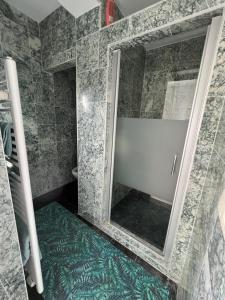 Ванна кімната в Duplex sans souci