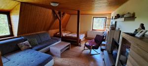 ein Wohnzimmer mit einer blauen Couch in einem Haus in der Unterkunft Apartmány Na Lontě in Cotkytle
