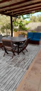 un tavolo e sedie in legno su una terrazza di legno di Paradise, Porto Saler ET7104 a La Savina