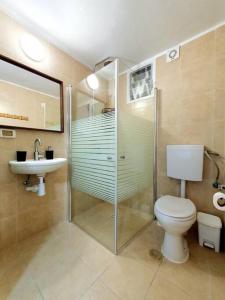 Ένα μπάνιο στο Hantke28 Budget Apartment +35 φωτογραφίες