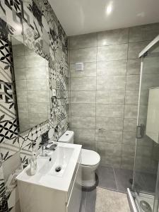 y baño con lavabo, aseo y espejo. en Casa na Vila by Trip2Portugal, en Figueiró dos Vinhos