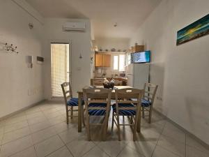 Una televisión o centro de entretenimiento en Residenza Albachiara - Salento Casa al Mare