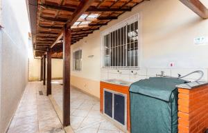 - une cuisine avec un évier et un comptoir dans l'établissement Casa aconchegante à 200m da praia, à Rio das Ostras