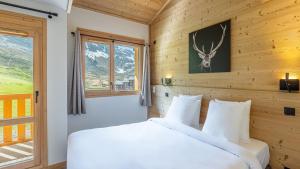 a bedroom with a bed and a window at Résidence W 2050 - BELLE PLAGNE in Belle Plagne
