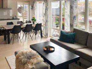 uma sala de estar com um sofá e uma mesa em Holiday home averøy III em Averoy