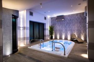 een badkamer met een jacuzzi in een kamer bij 315 Bar & Restaurant in Huddersfield