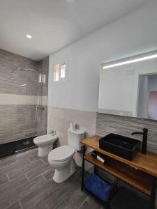W łazience znajduje się toaleta, prysznic i umywalka. w obiekcie Fabulous Penthouse w mieście La Línea de la Concepción