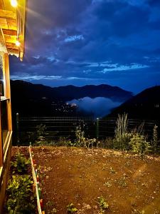 una casa con vistas a las montañas por la noche en Trabzon Mountain House-UZUNLU, en Trabzon