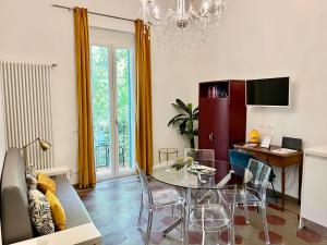 uma sala de estar com uma mesa e uma sala de jantar em La Vaticana em Roma
