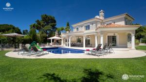 Villa con piscina y sillas en Villa Susana, en Quinta do Lago