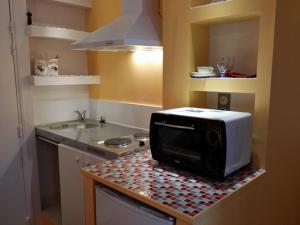 Kuchyň nebo kuchyňský kout v ubytování Bernadette' Cosy Flat