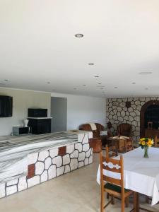 ein Restaurant mit einer Theke mit einem Tisch und Stühlen in der Unterkunft Les gîtes du Valjoly 1 in Touvent