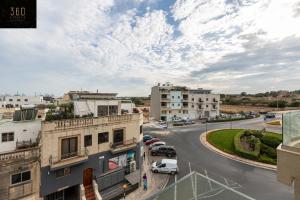 een luchtzicht op een straat met gebouwen bij Lovely 2BR APT in a peaceful Neighbourhood w/WIFI by 360 Estates in Marsaxlokk