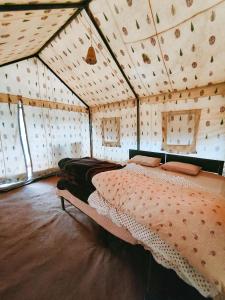 um quarto com duas camas num quarto em Sangam River camp em Sissu