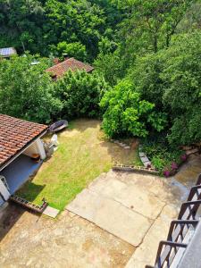 eine Luftansicht auf einen Hinterhof mit Garten in der Unterkunft Casa nostra in Cisterna dʼAsti
