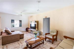 a living room with a couch and a table at Casa aconchegante à 200m da praia in Rio das Ostras