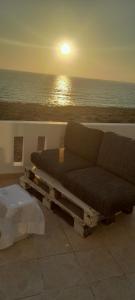A seating area at Seafront Aegean Νest