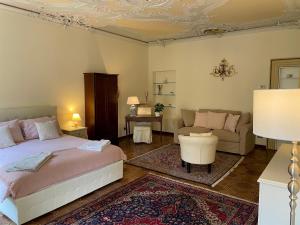 a bedroom with a bed and a couch at Relais Dei Mandorli suite centro in Bergamo