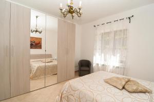 MarcianoにあるAmore Rentals - Casa Tatanoのベッドルーム1室(ベッド1台、シャンデリア付)
