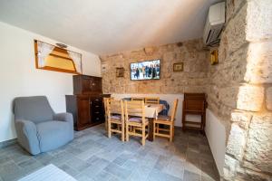 cocina y comedor con mesa y sillas en Apartments Mediteraneo Rogoznica en Rogoznica