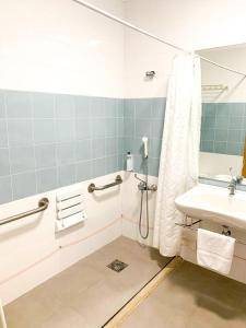 a bathroom with a shower and a sink at HI Santa Cruz - Pousada de Juventude in Santa Cruz
