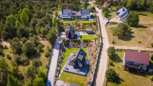 an overhead view of a house with a yard at Palmowe Wzgórze Skoszewo - Luksusowe Apartamenty in Skoszewo