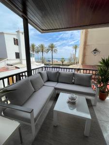 ein Wohnzimmer mit einem Sofa und einem Tisch in der Unterkunft Apartman playa in Cunit