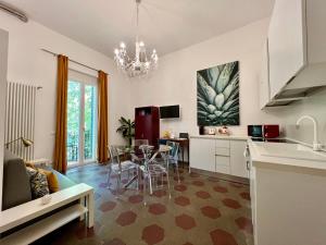 uma cozinha e sala de estar com mesa e cadeiras em La Vaticana em Roma