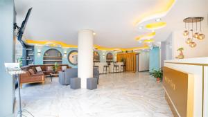 een woonkamer met een zuil en een eetkamer bij Blue Marina Hotel & Spa in Antalya
